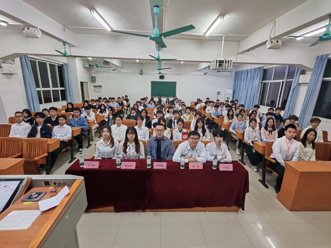 william英国中文召开2025-2026学年第一次团委、学生会、新闻中心例会