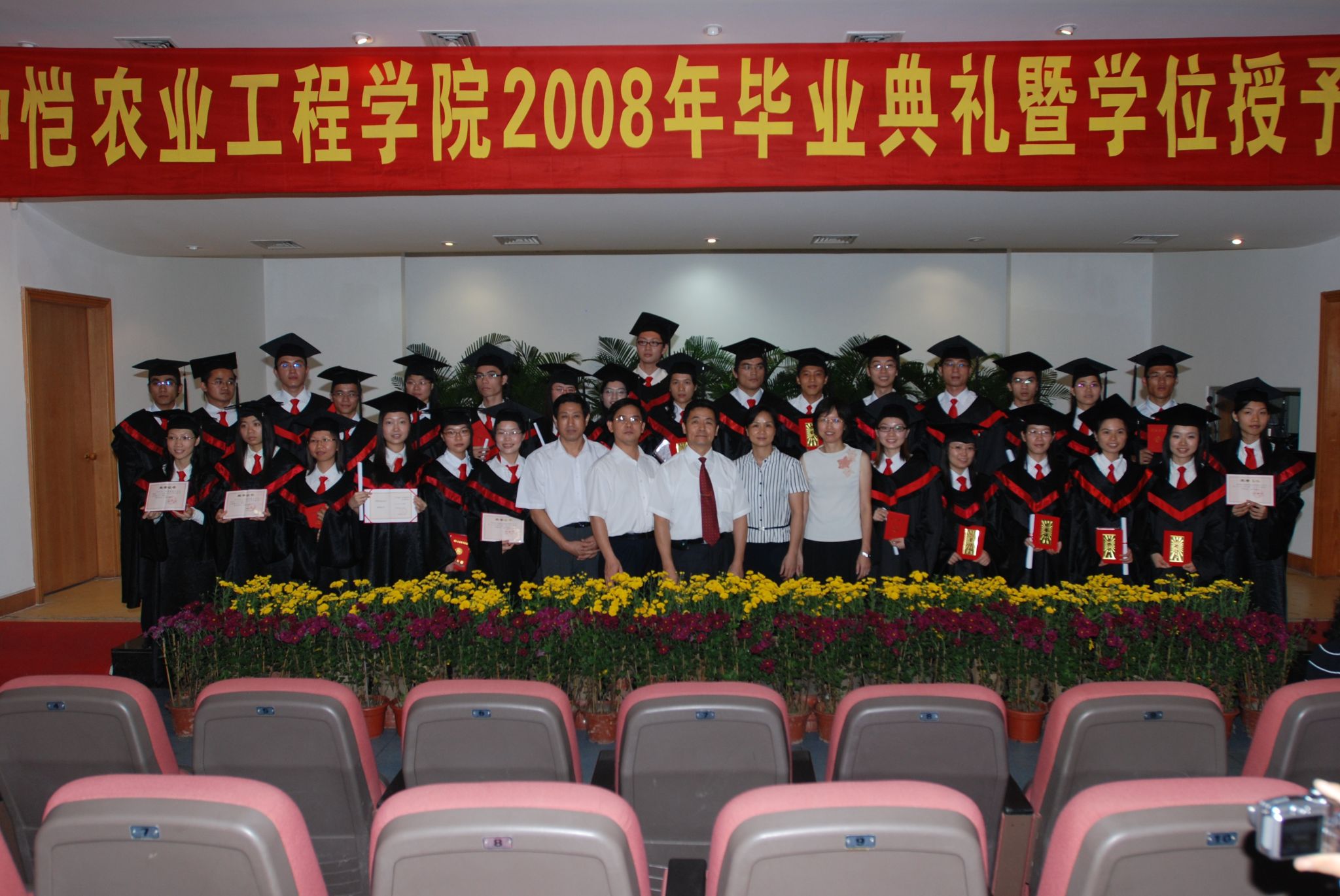 学院历届本科毕业校友合照展示（2008年-2010年第一届到第三届毕业生）